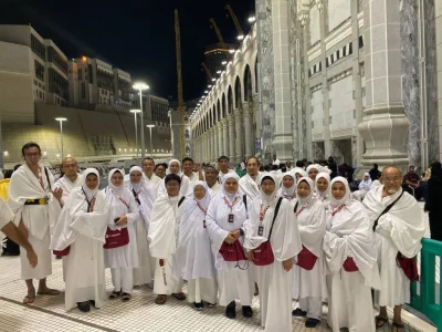 Suasana masjid bersama jemaah