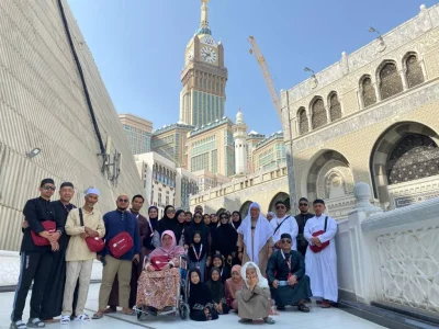 Jemaah berjalan kaki ke masjid