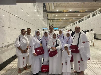 Suasana perpisahan bersama rombongan