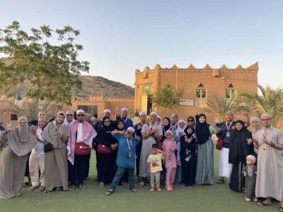 Jemaah di hadapan Masjidil Haram
