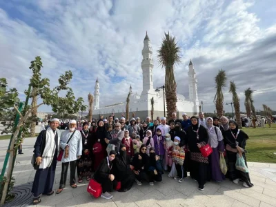 Jemaah bergambar kenangan