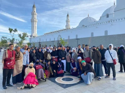 Jemaah menikmati hidangan bersama
