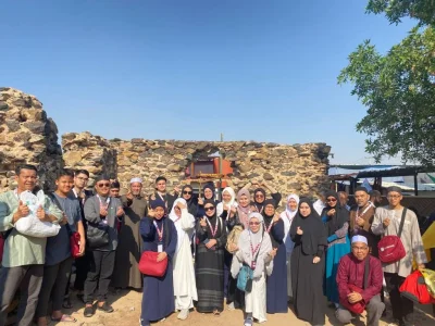 Jemaah melaksanakan tawaf