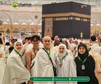 Keluarga jemaah Maghfirah di hadapan Masjidil Haram
