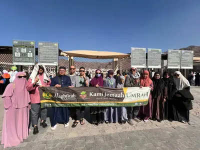 Rombongan Maghfirah menikmati hidangan